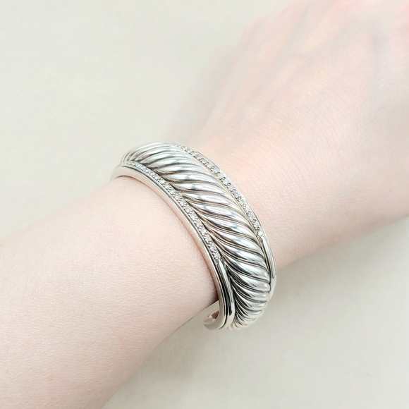 Elegant Silver Cuff Bracelet - Picture 10 of 10